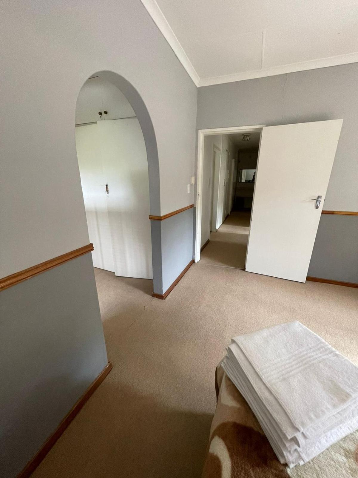 Rooms in a guest-only home behind Menlyn Maine view 3