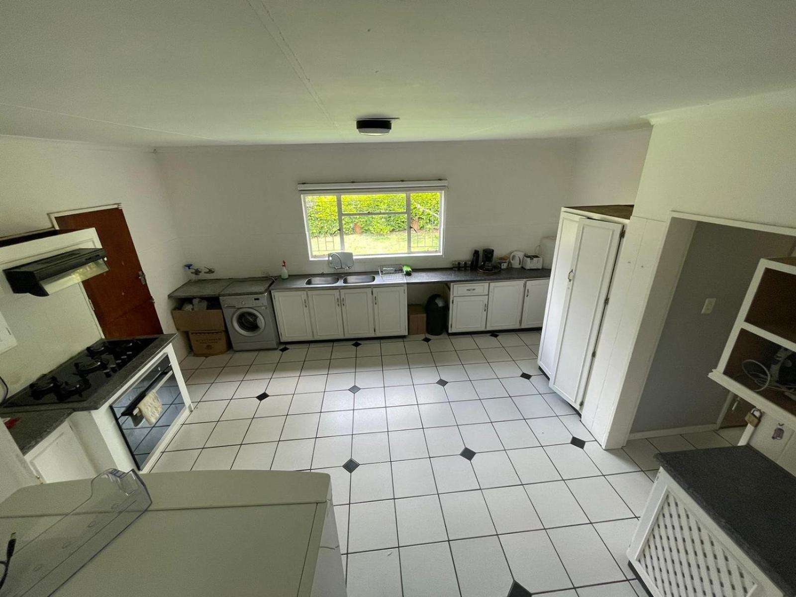 Rooms in a guest-only home behind Menlyn Maine view 5