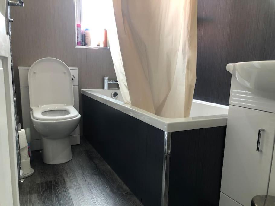 Stunning 2 Bedroom Flat Next to Victoria Hospital view 3