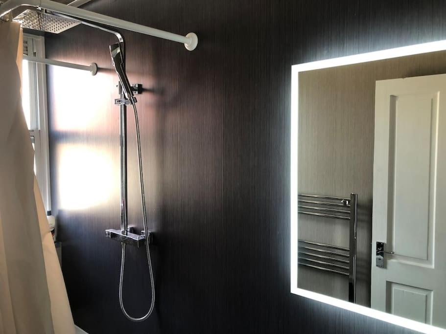 Stunning 2 Bedroom Flat Next to Victoria Hospital view 4