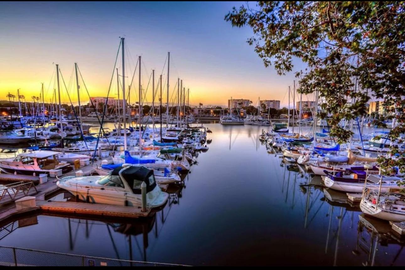 Stunning Waterfront Marina Apt Breathtaking Views