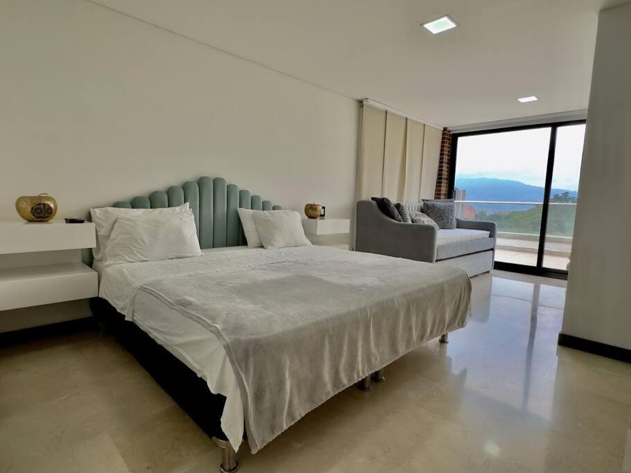 202 Family Haven in El Poblado: Spacious & charming