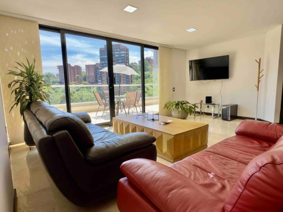 202 Family Haven in El Poblado: Spacious & charming