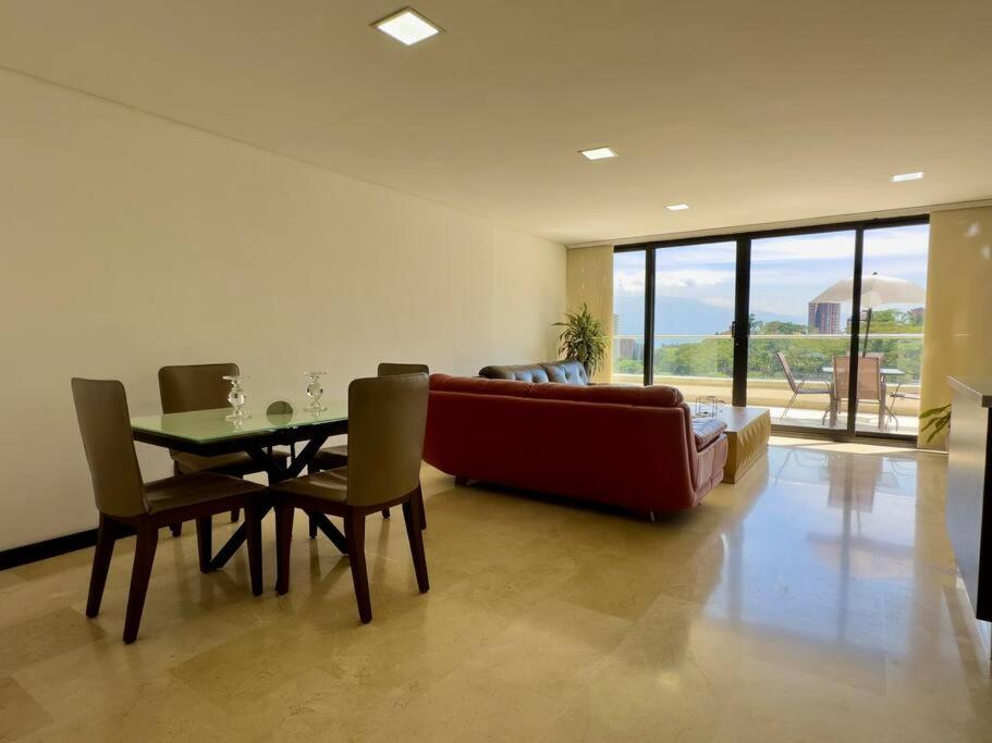202 Family Haven in El Poblado: Spacious & charming