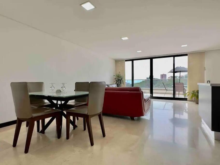 202 Family Haven in El Poblado: Spacious & charming