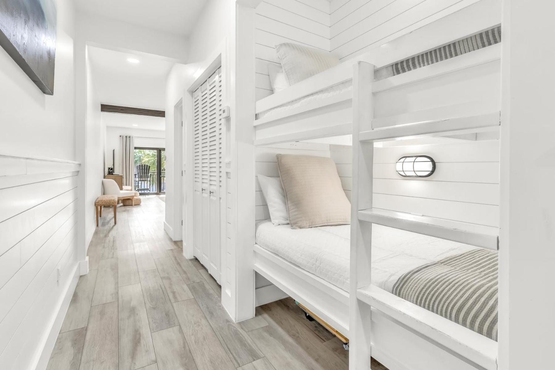 Palms of Seagrove D5, Steps to the Beach, Sleeps 4, Pool, 2 bikes and 5 mins from Seaside view 3