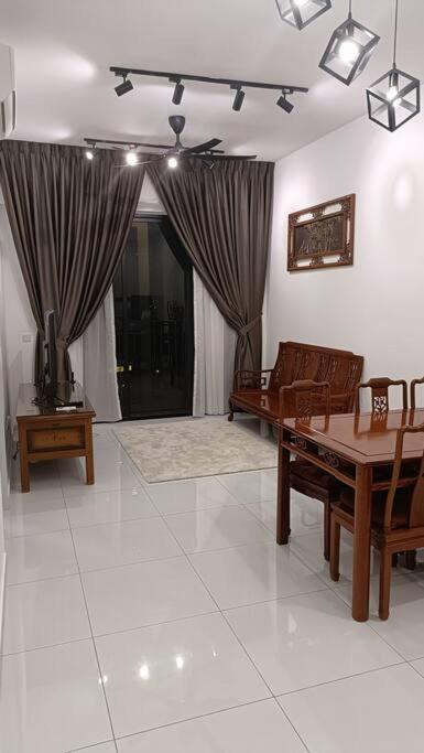 Cozy Sky Trees 4 Guests, Balcony, Netflix and Big TV A08
