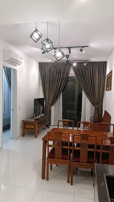 Cozy Sky Trees 4 Guests, Balcony, Netflix and Big TV A08