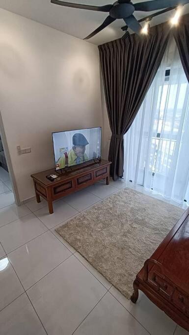 Cozy Sky Trees 4 Guests, Balcony, Netflix and Big TV A08