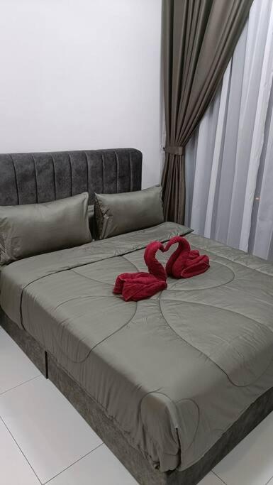 Cozy Sky Trees 4 Guests, Balcony, Netflix and Big TV A08