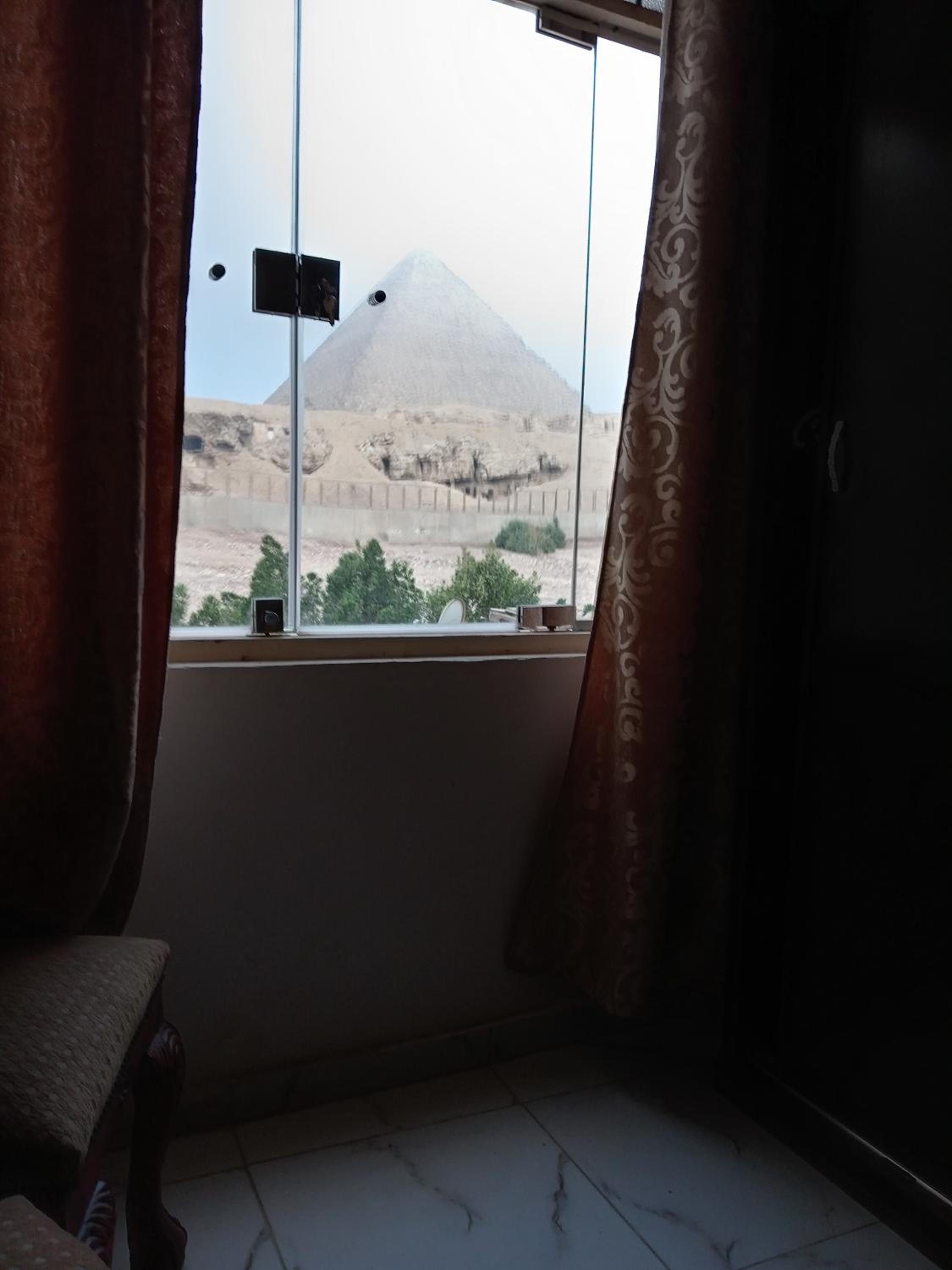 Grensha Pyramids inn