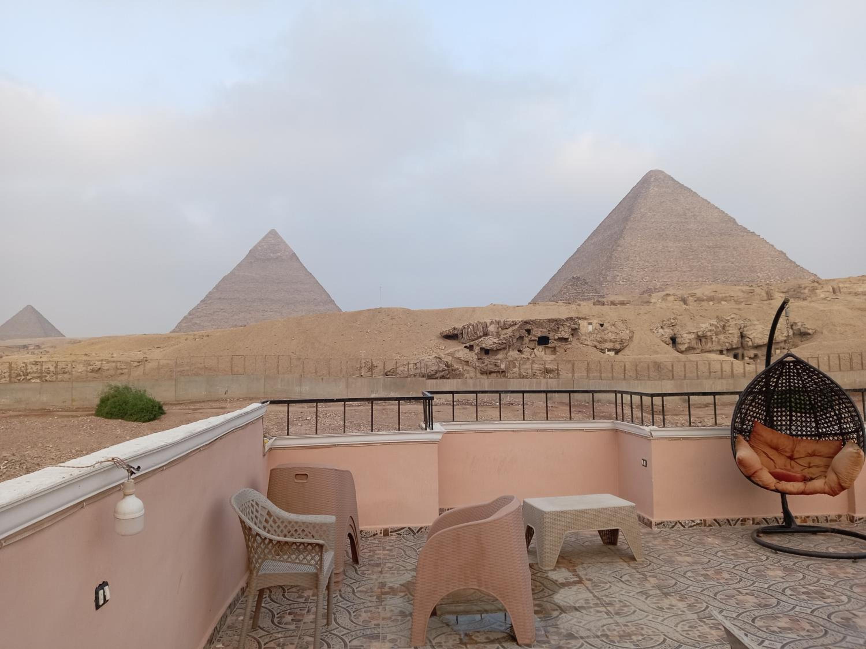 Grensha Pyramids inn
