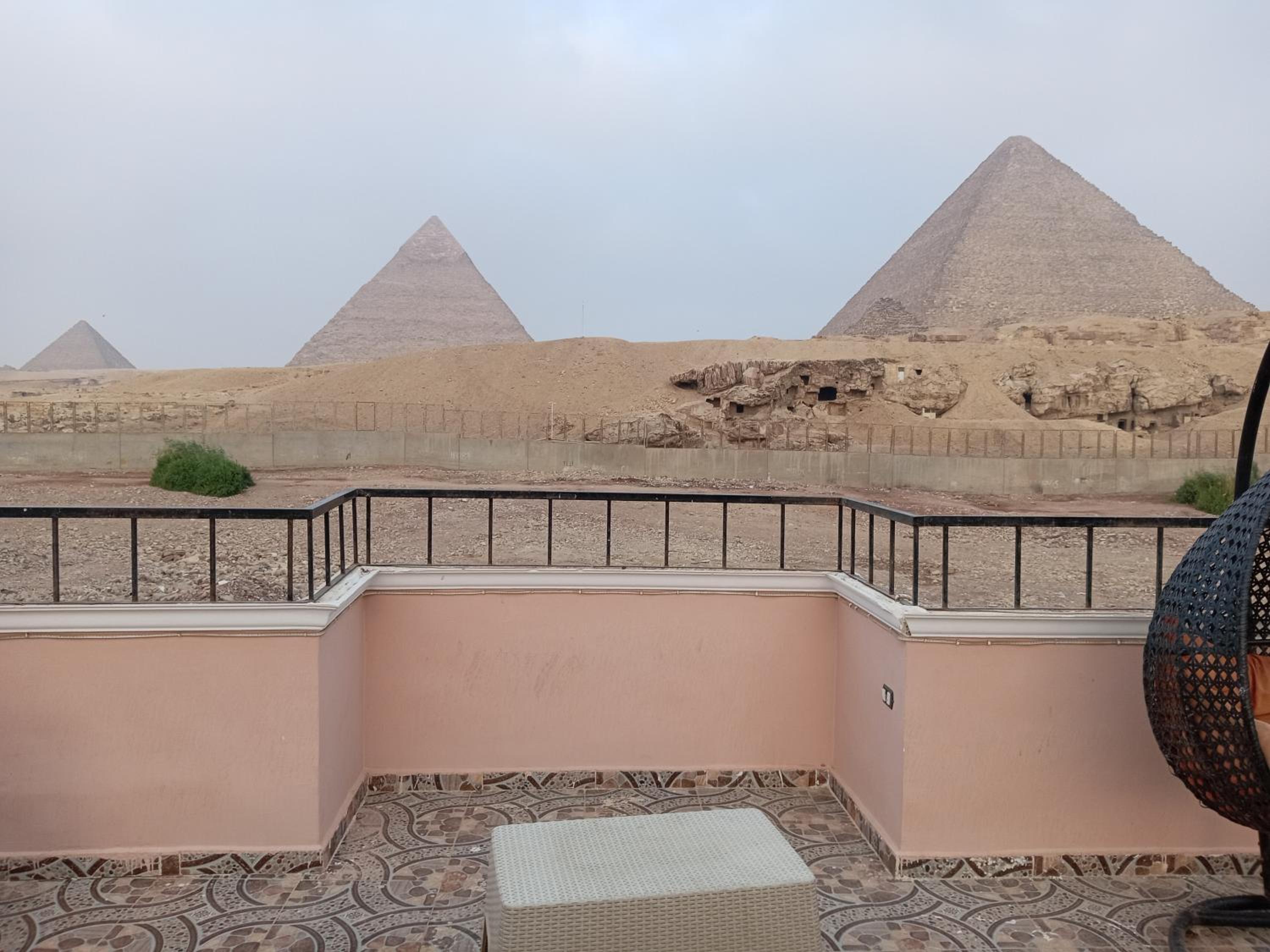 Grensha Pyramids inn