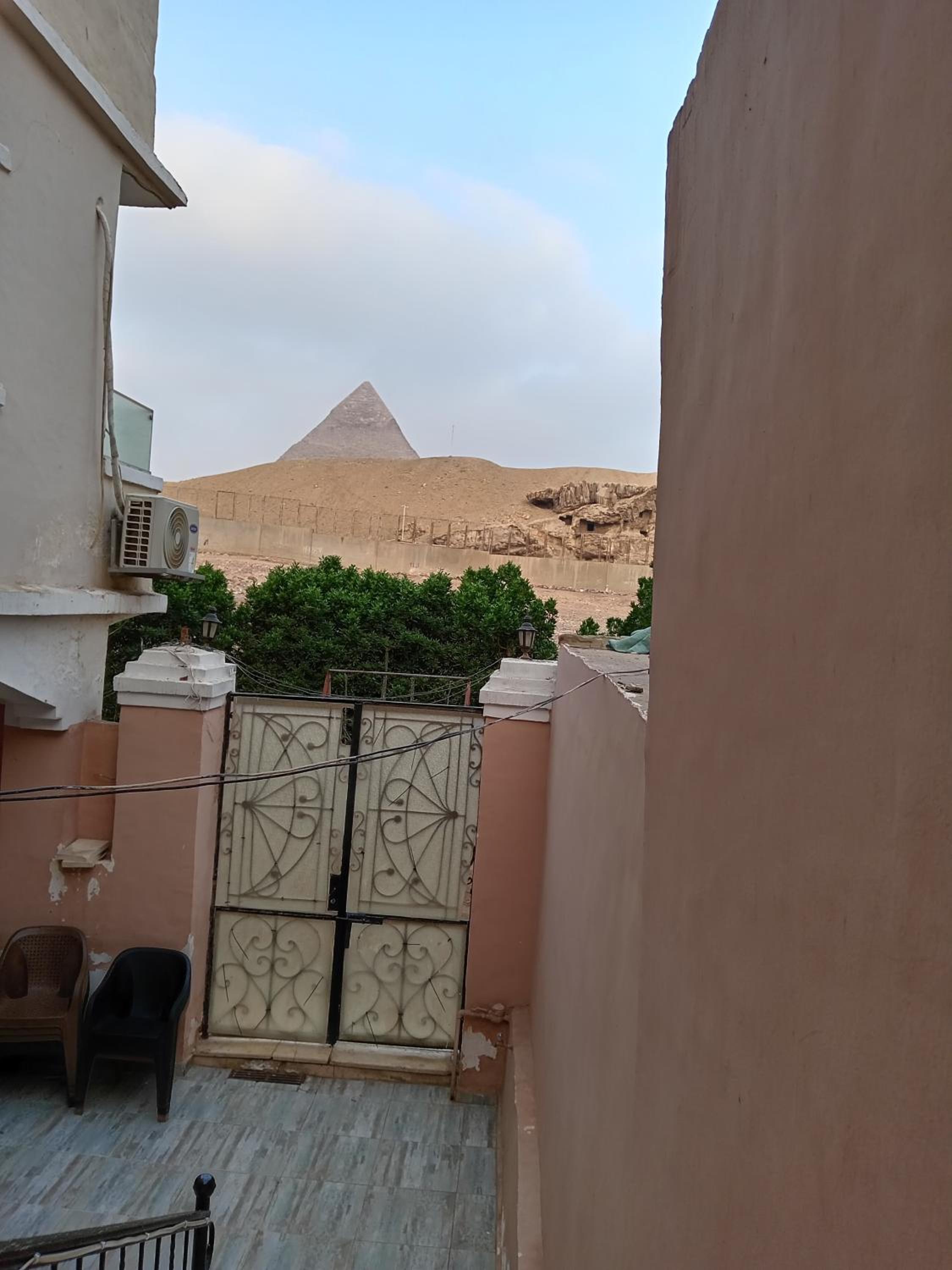 Grensha Pyramids inn