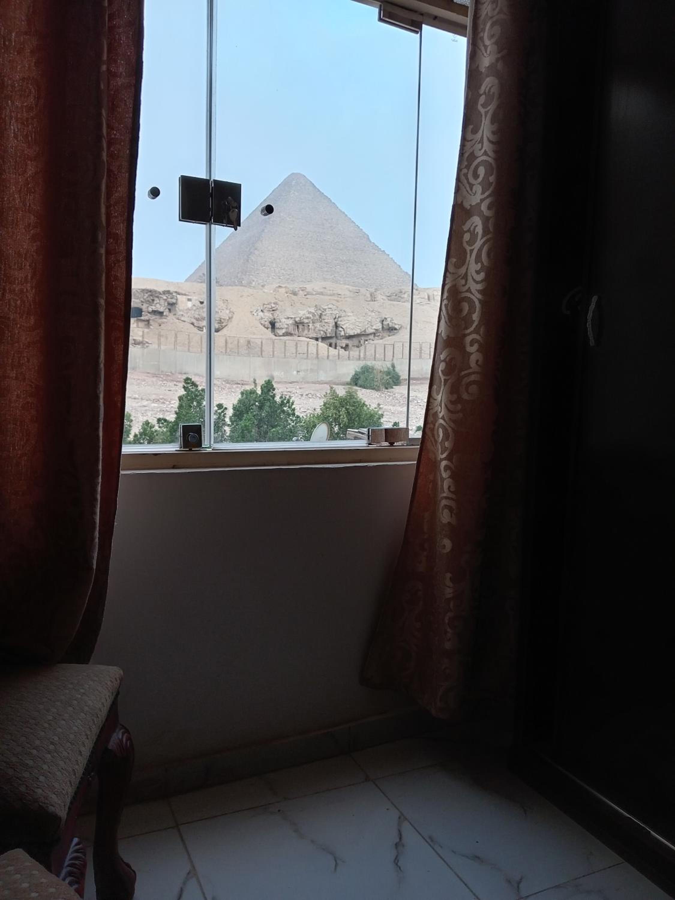 Grensha Pyramids inn