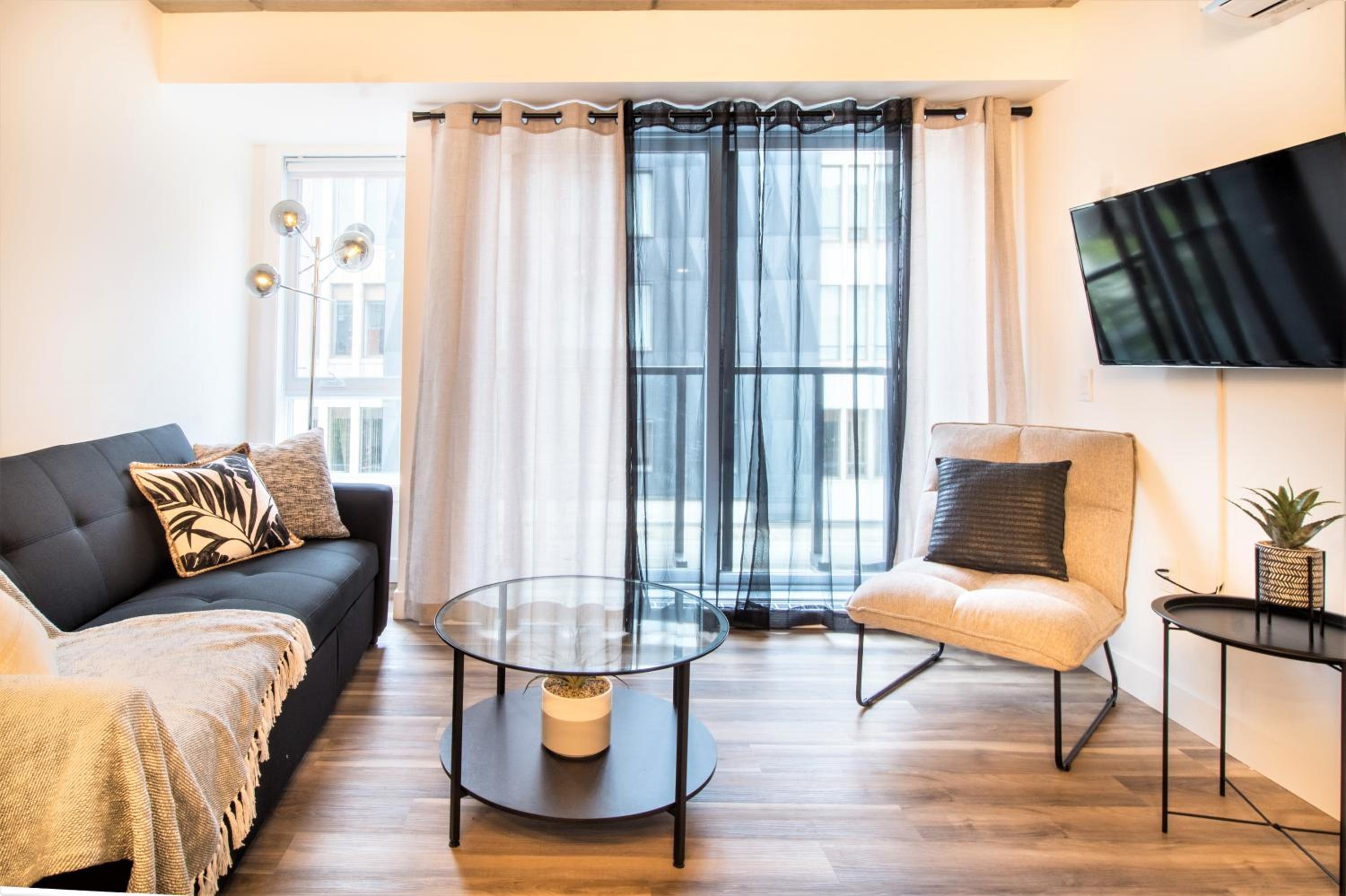 Condo moderne, centre-ville piscine, terrasse, gym
