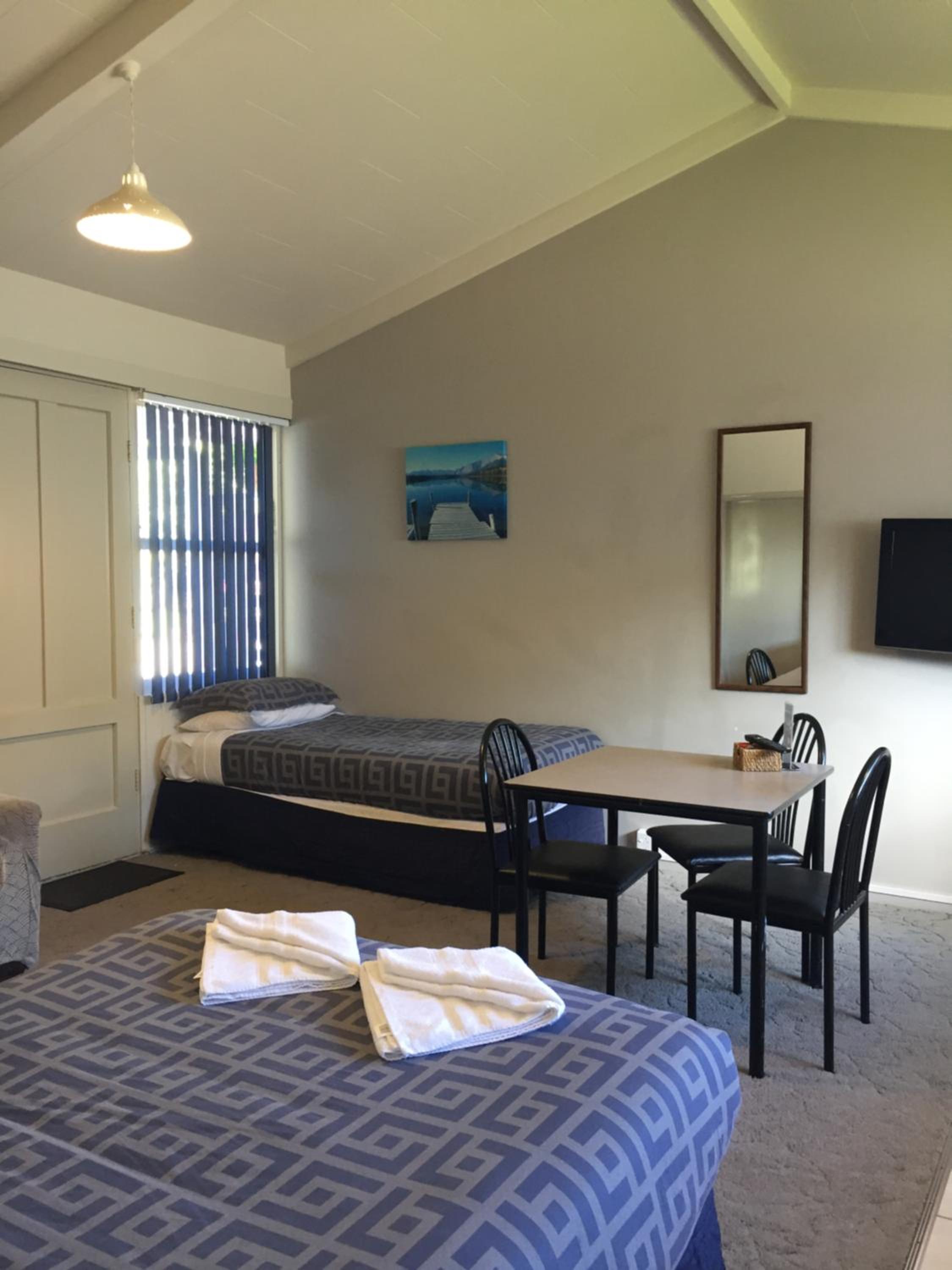 Jack & Di's Waiteti Lakefront Motel