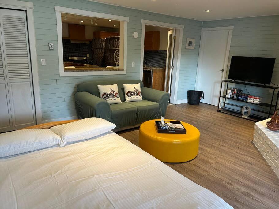 Waterfront Retreat, Beach Access, Group Friendly, Sleeps 14