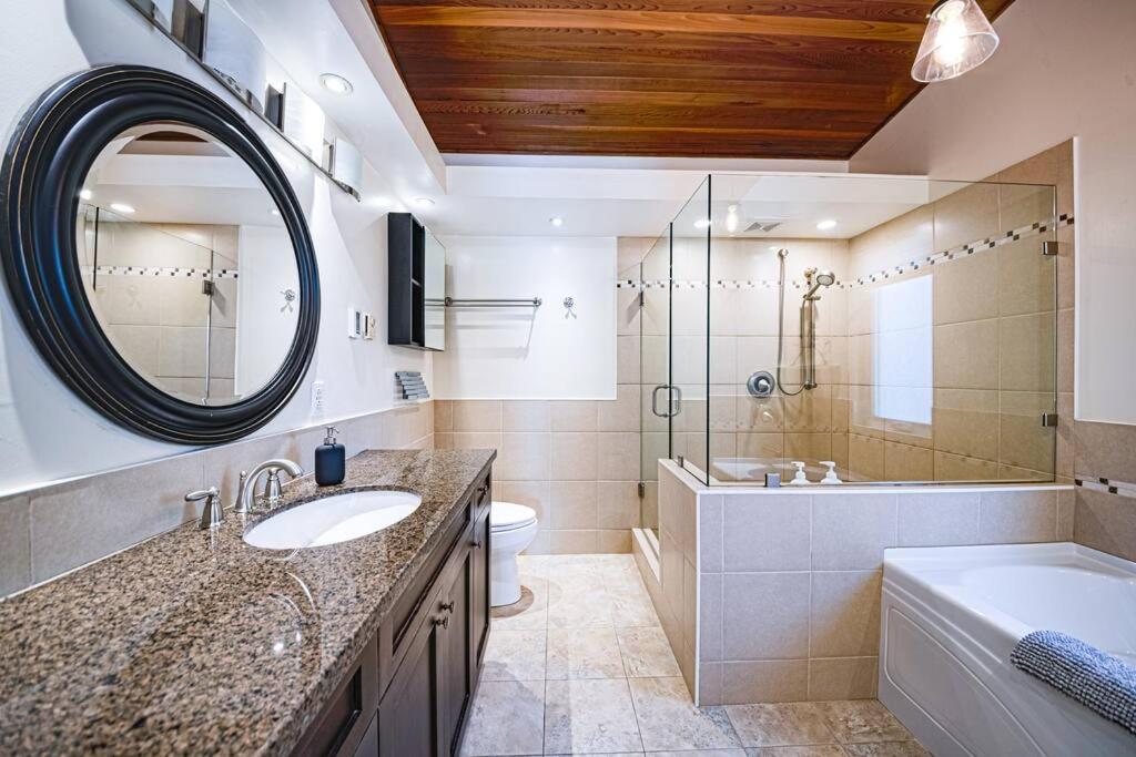 Waterfront Retreat, Beach Access, Group Friendly, Sleeps 14