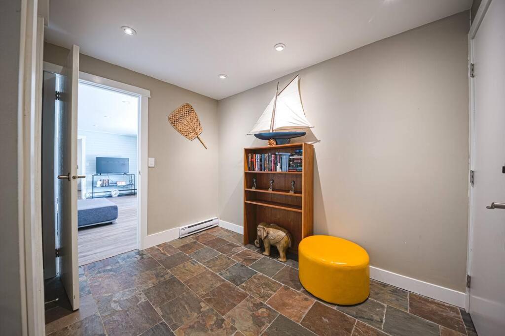 Waterfront Retreat, Beach Access, Group Friendly, Sleeps 14