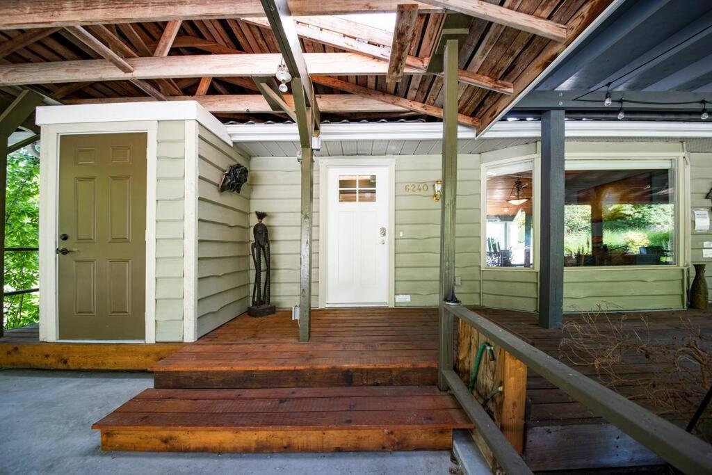 Waterfront Retreat, Beach Access, Group Friendly, Sleeps 14