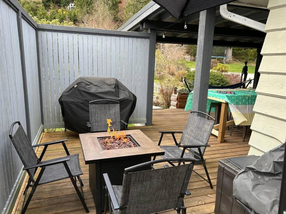 Waterfront Retreat, Beach Access, Group Friendly, Sleeps 14
