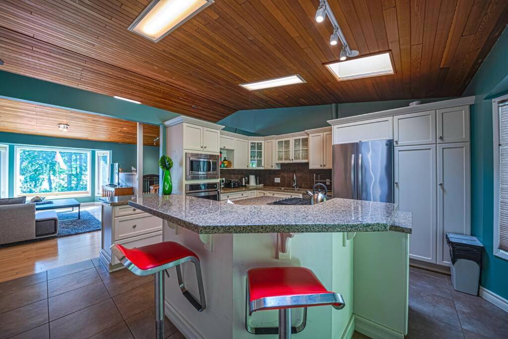 Waterfront Retreat, Beach Access, Group Friendly, Sleeps 14