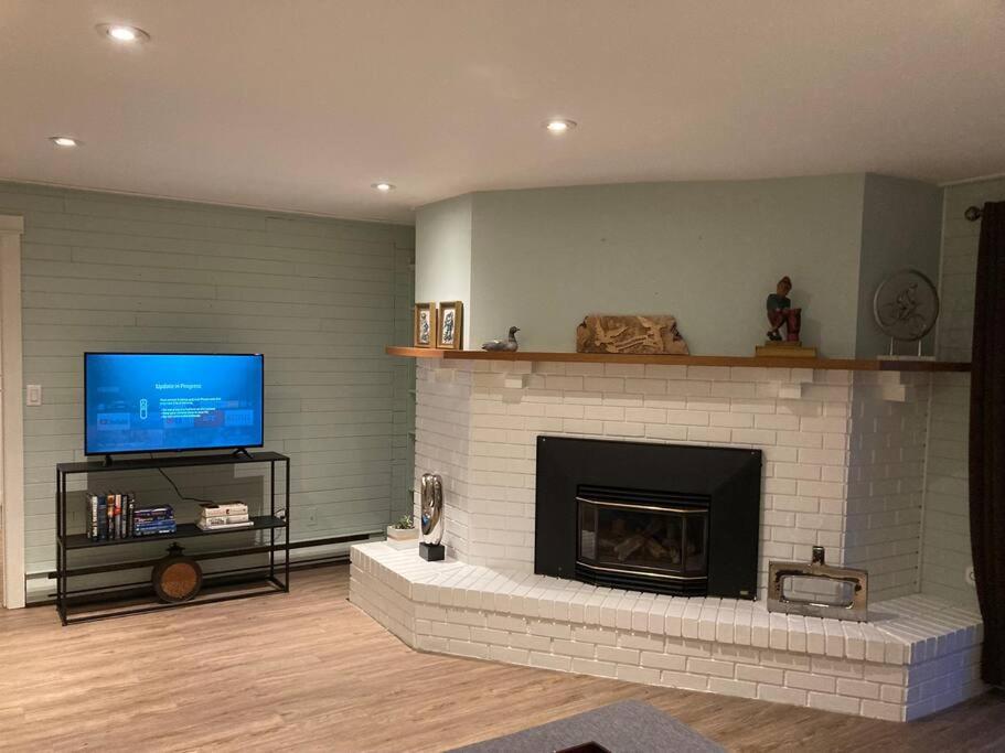 Waterfront Retreat, Beach Access, Group Friendly, Sleeps 14