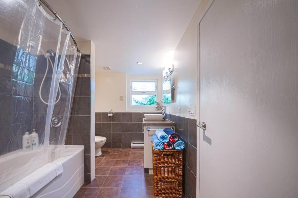 Waterfront Retreat, Beach Access, Group Friendly, Sleeps 14