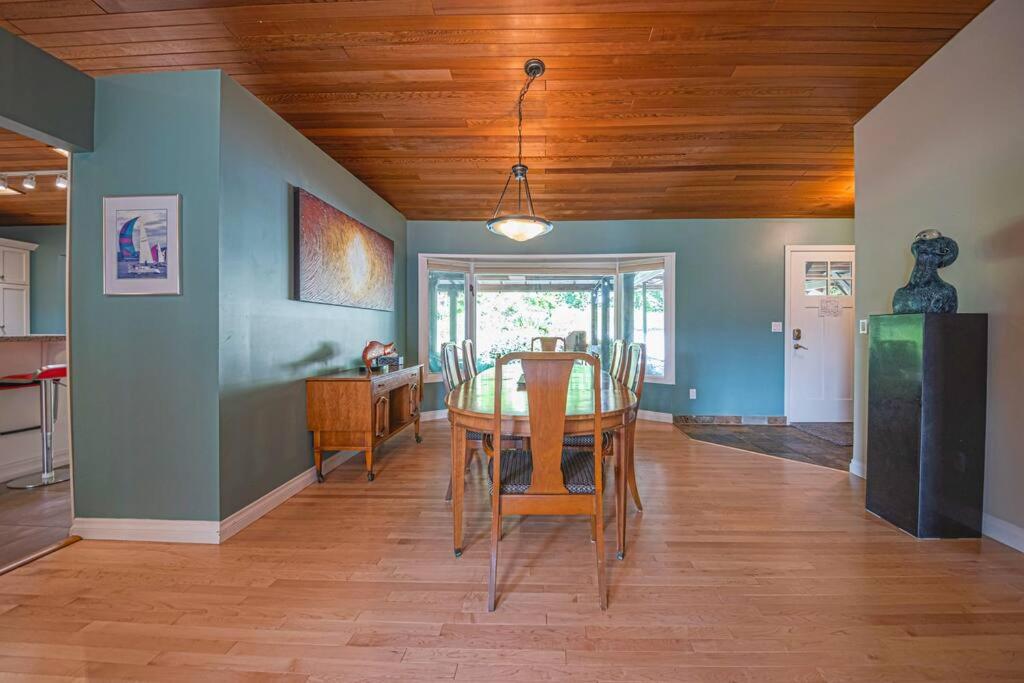 Waterfront Retreat, Beach Access, Group Friendly, Sleeps 14