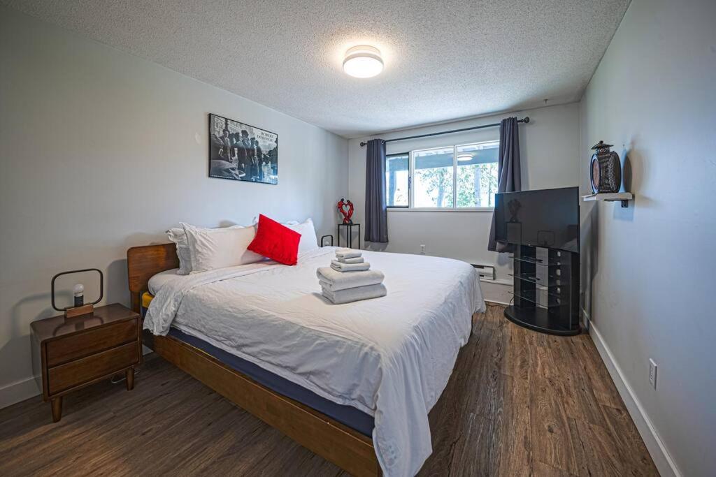 Waterfront Retreat, Beach Access, Group Friendly, Sleeps 14