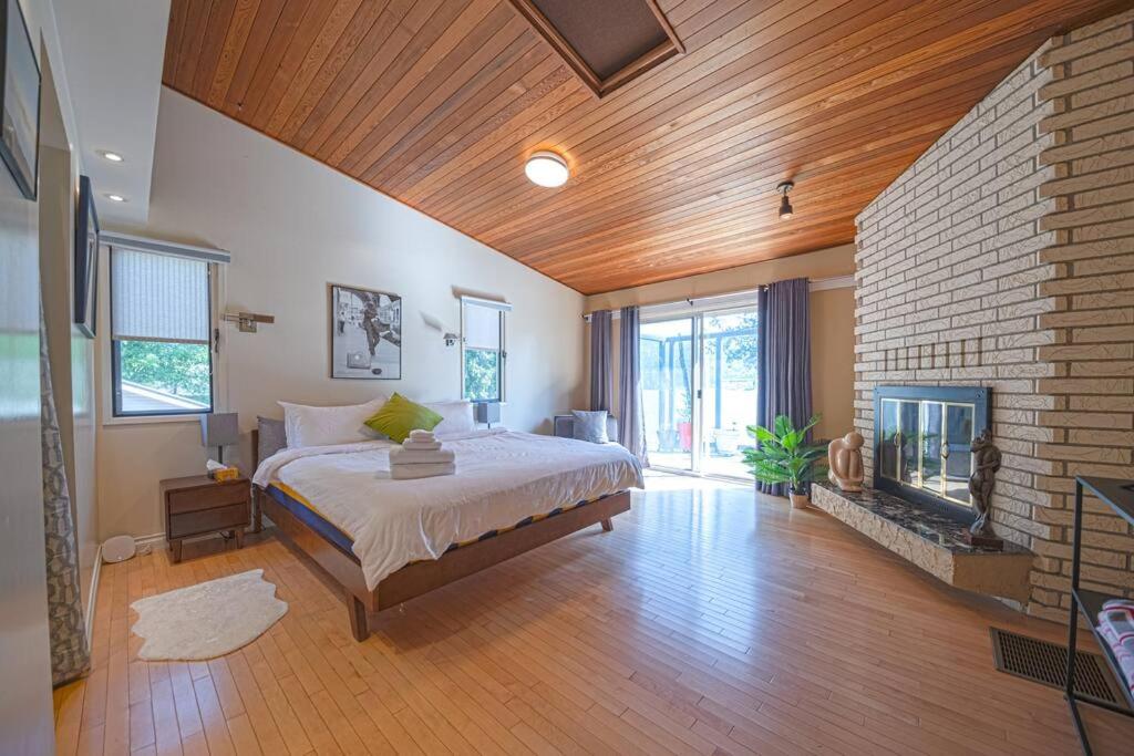 Waterfront Retreat, Beach Access, Group Friendly, Sleeps 14