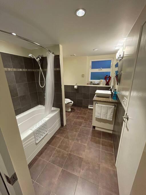 Waterfront Retreat, Beach Access, Group Friendly, Sleeps 14