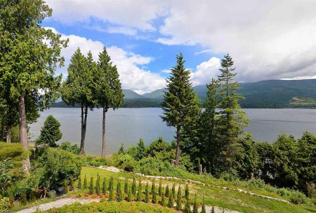 Waterfront Retreat, Beach Access, Group Friendly, Sleeps 14
