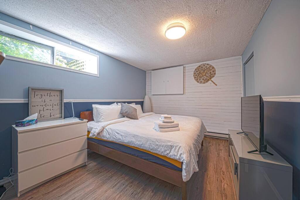 Waterfront Retreat, Beach Access, Group Friendly, Sleeps 14