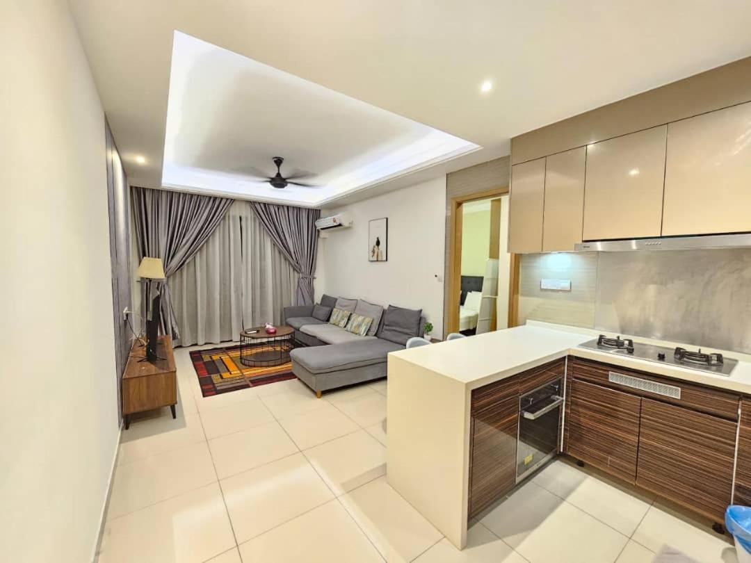 R&F Princess Cove & R&F Mall by QQ BnB