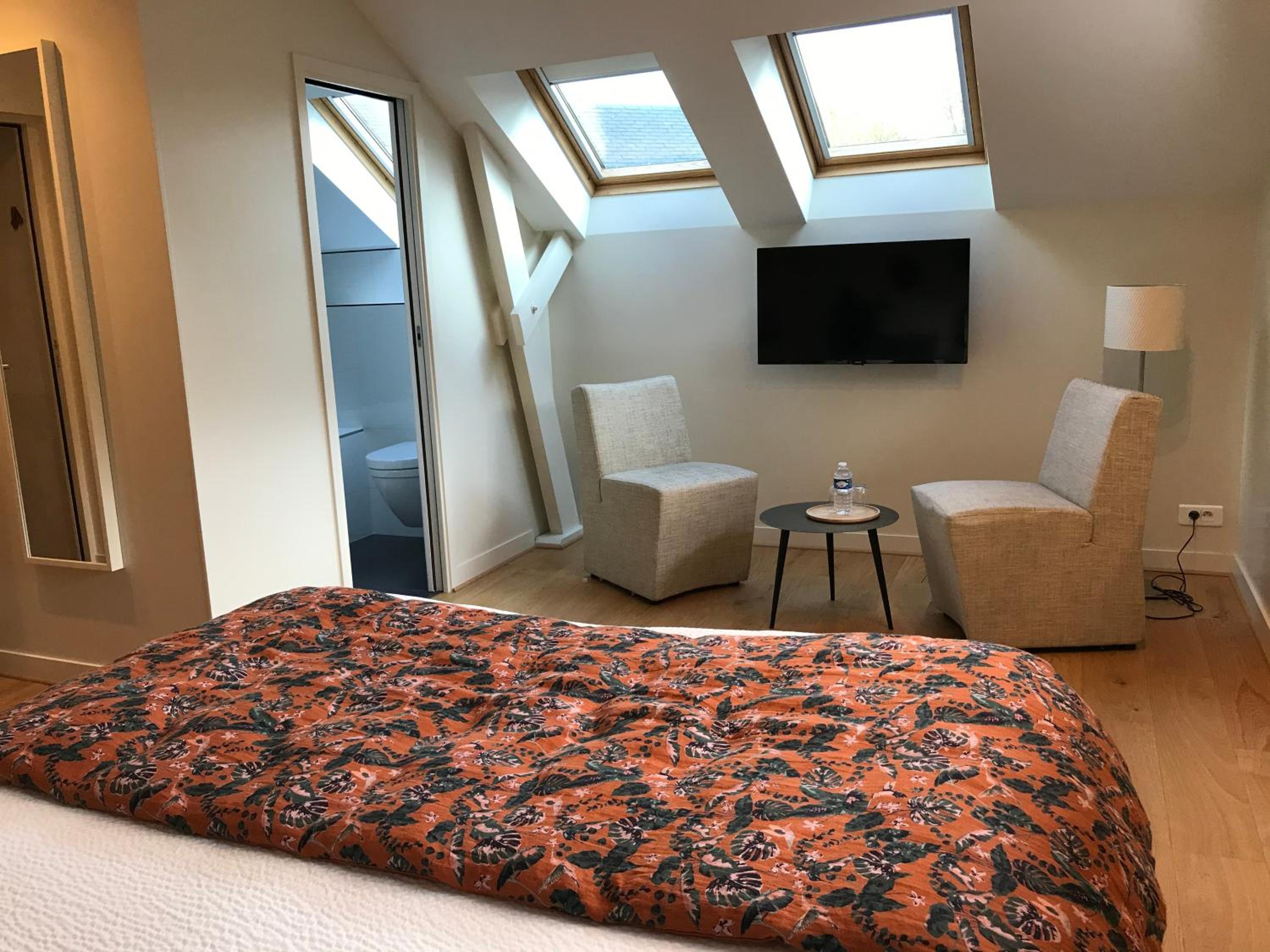 Les Arbres Rouges en Sucé — hotel room