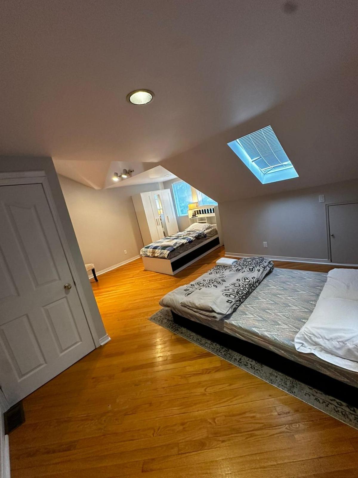 Luxurious Private Room Close to Amenities 25 Min to Downtown Toronto P2b