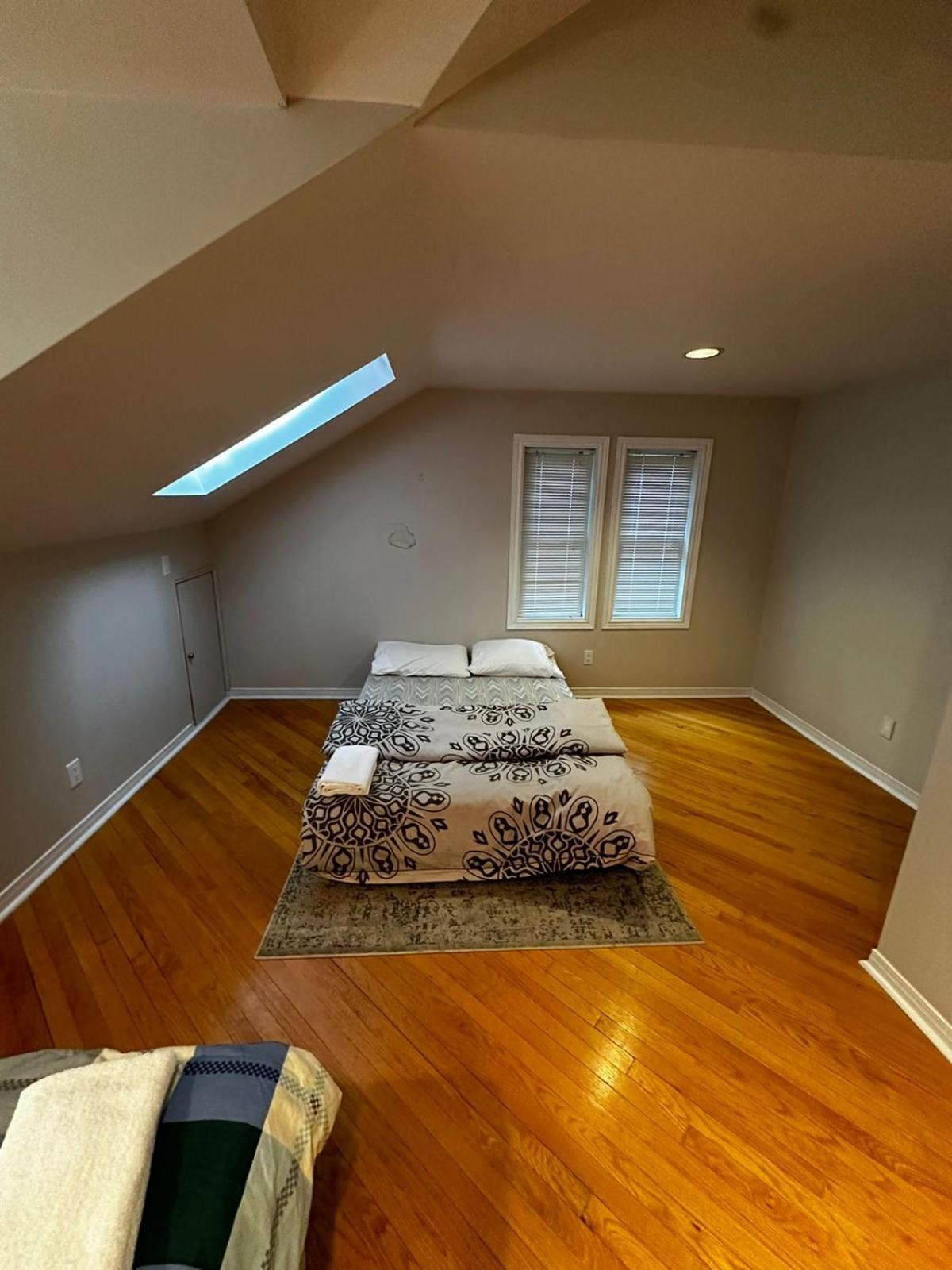 Luxurious Private Room Close to Amenities 25 Min to Downtown Toronto P2b