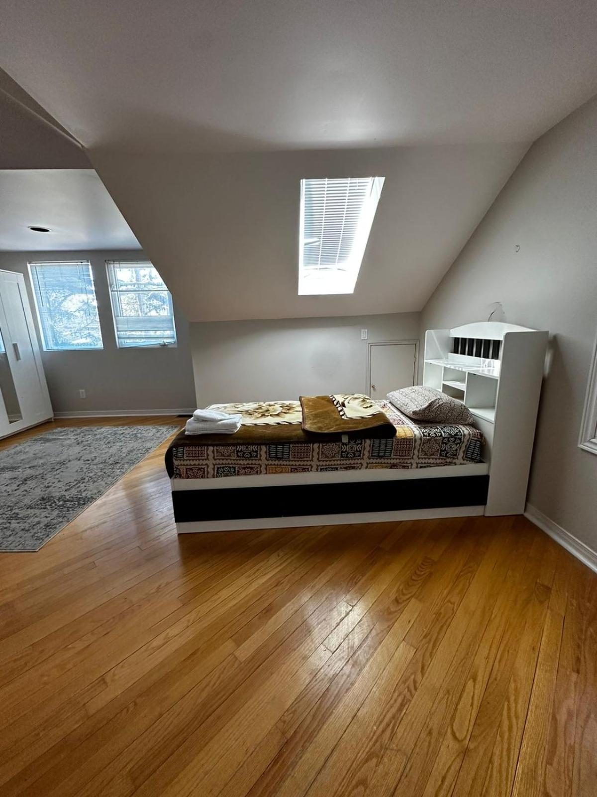 Luxurious Private Room Close to Amenities 25 Min to Downtown Toronto P2b