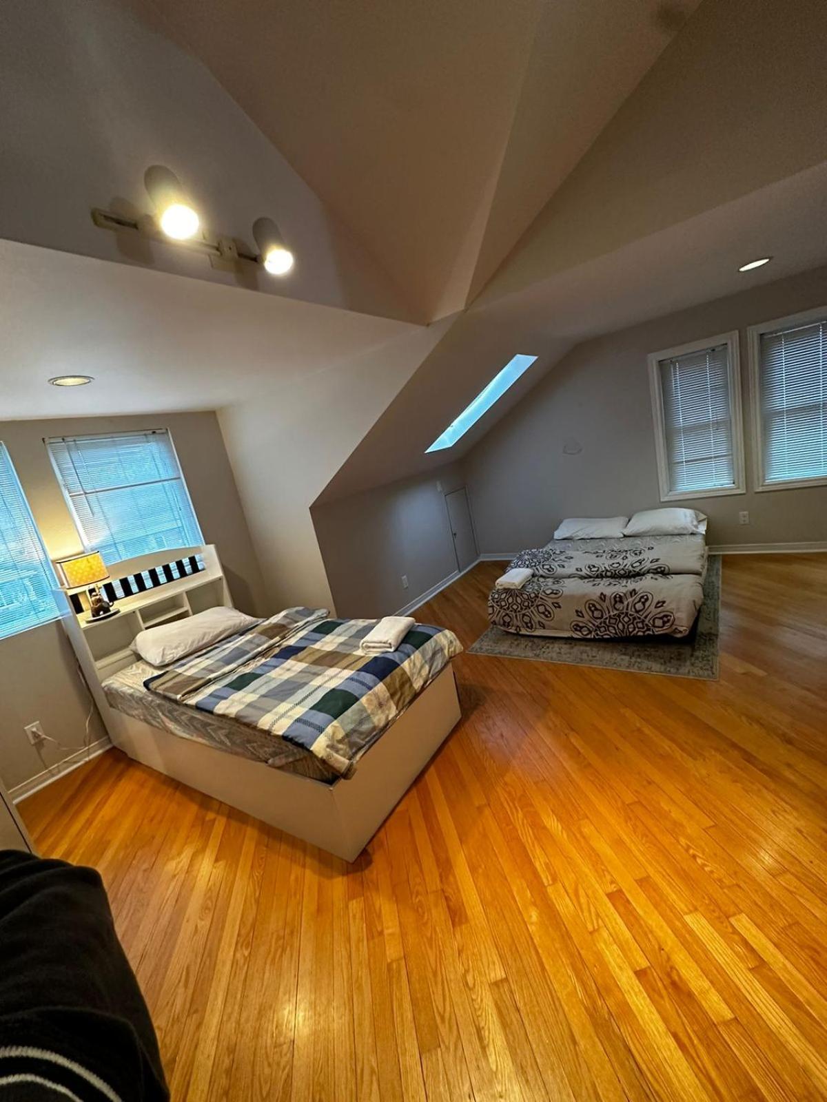Luxurious Private Room Close to Amenities 25 Min to Downtown Toronto P2b