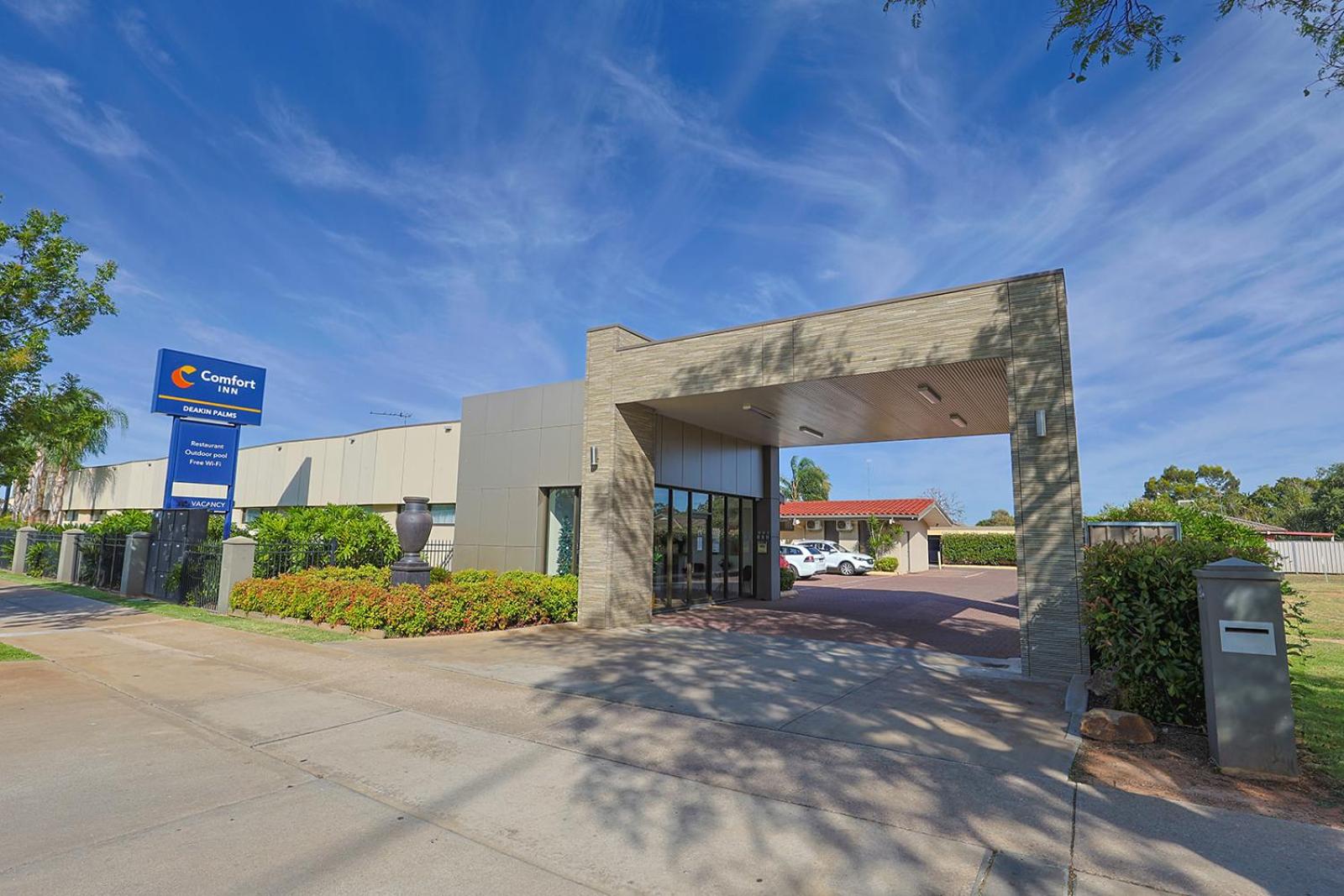 Hotel Comfort Inn Deakin Palms - Image 1