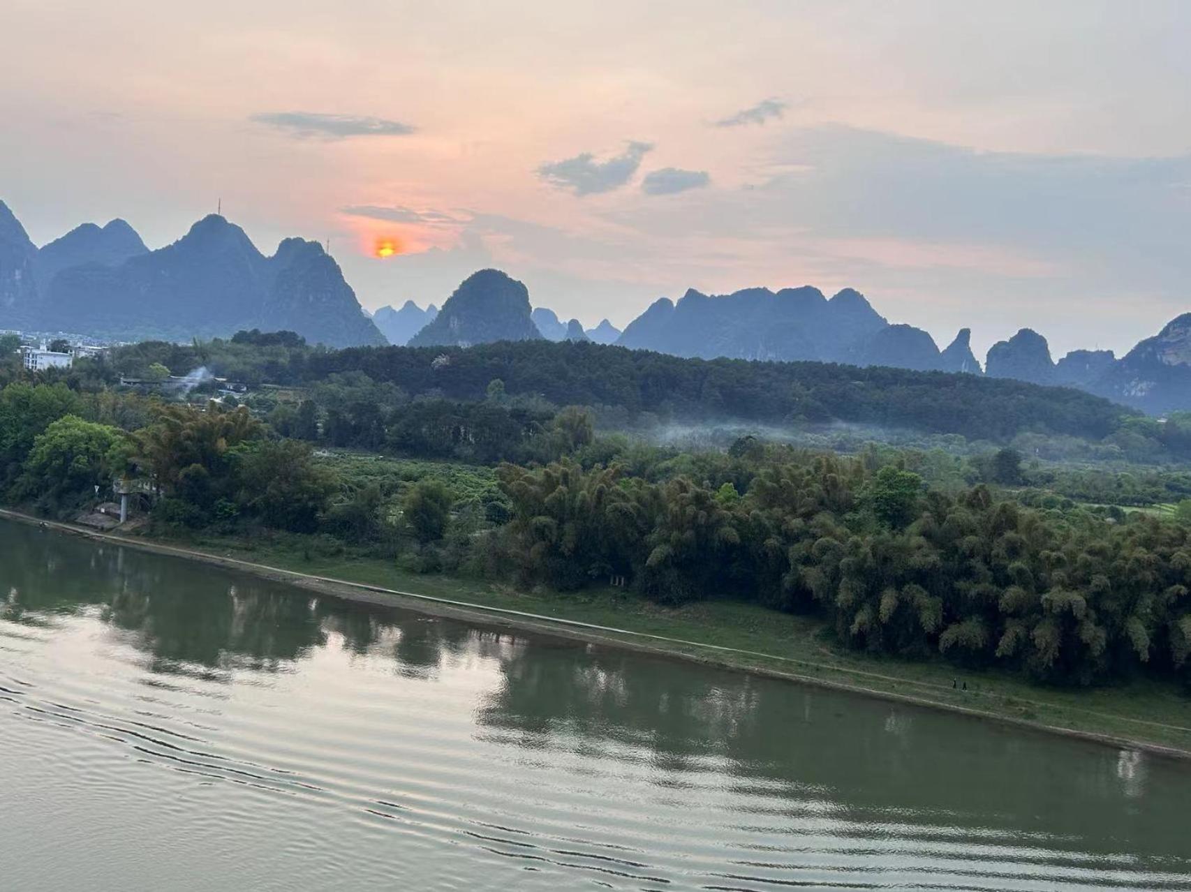 Yangshuo River Lodge Hotel--English speaking team&Swimming pool&Activties organized&Free pick up from Airport or TS over 3 nights
