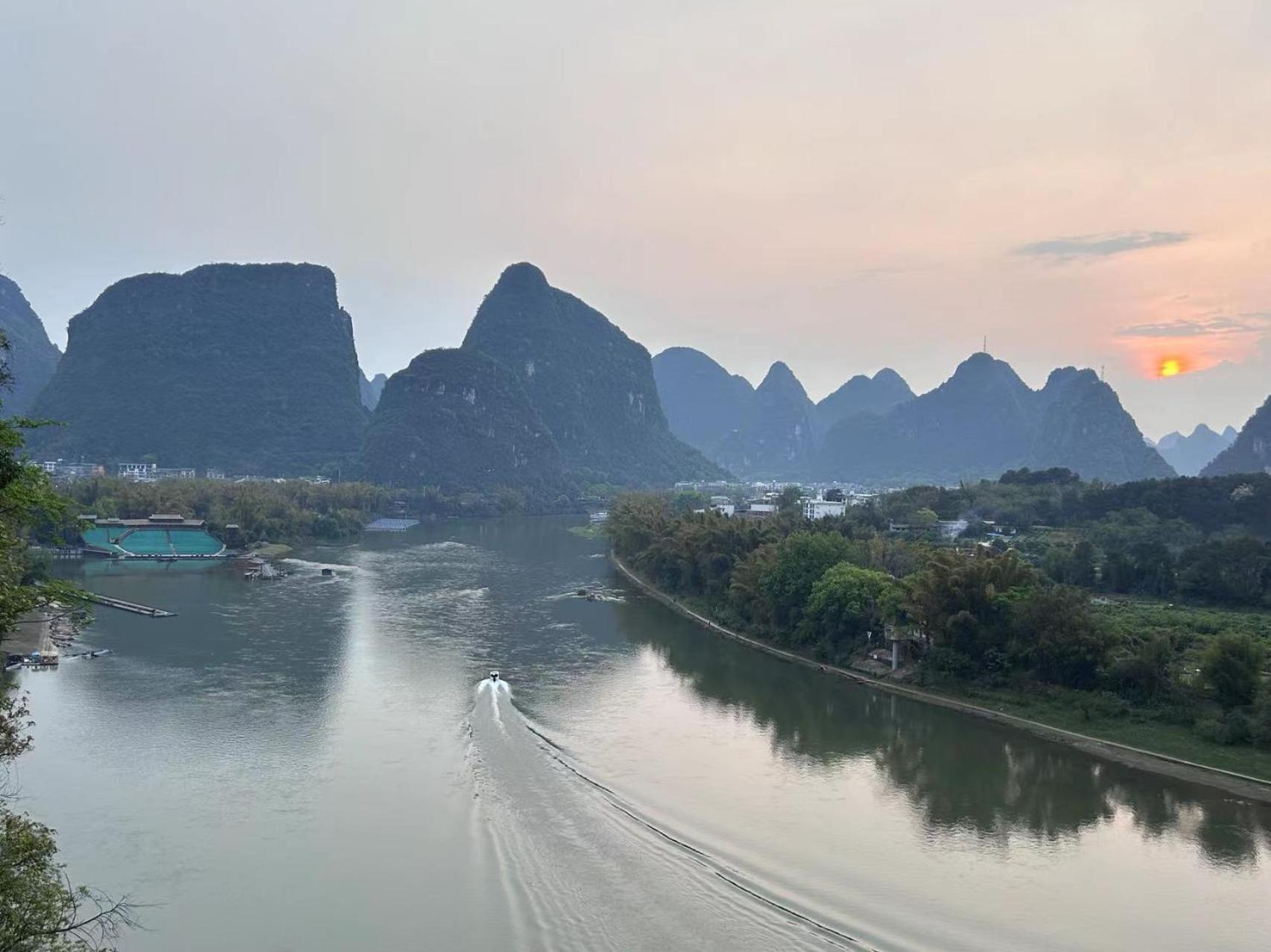 Yangshuo River Lodge Hotel--English speaking team&Swimming pool&Activties organized&Free pick up from Airport or TS over 3 nights