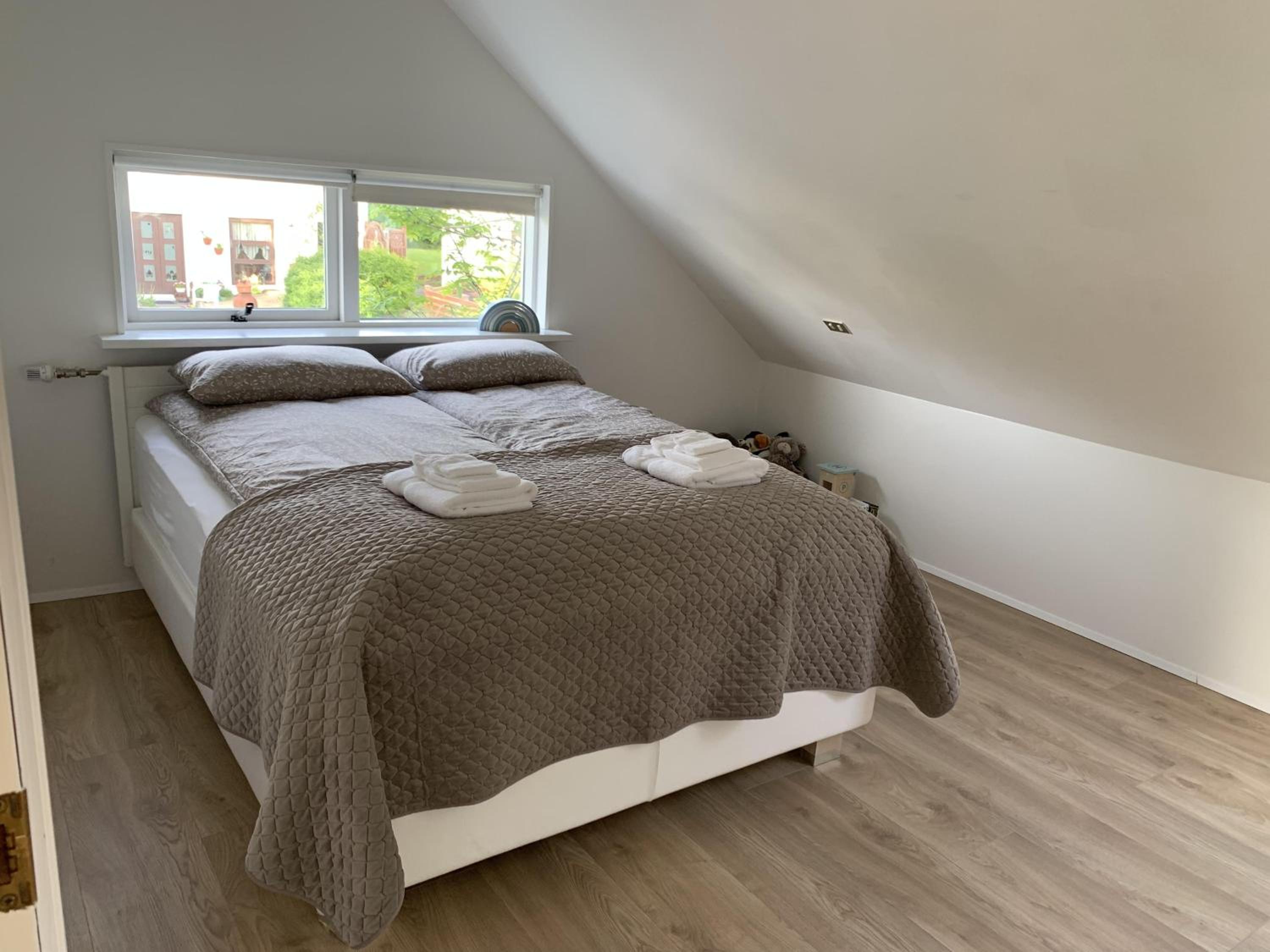 4 Bed House Sleeps 8 -Car Barbecue Balcony view 5