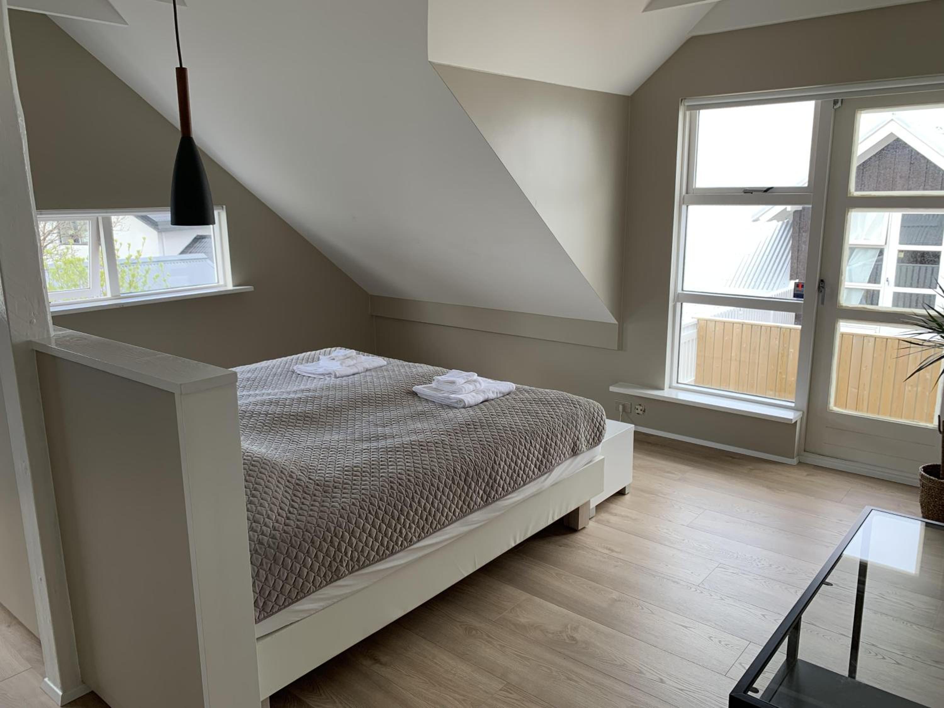 4 Bed House Sleeps 8 -Car Barbecue Balcony view 2