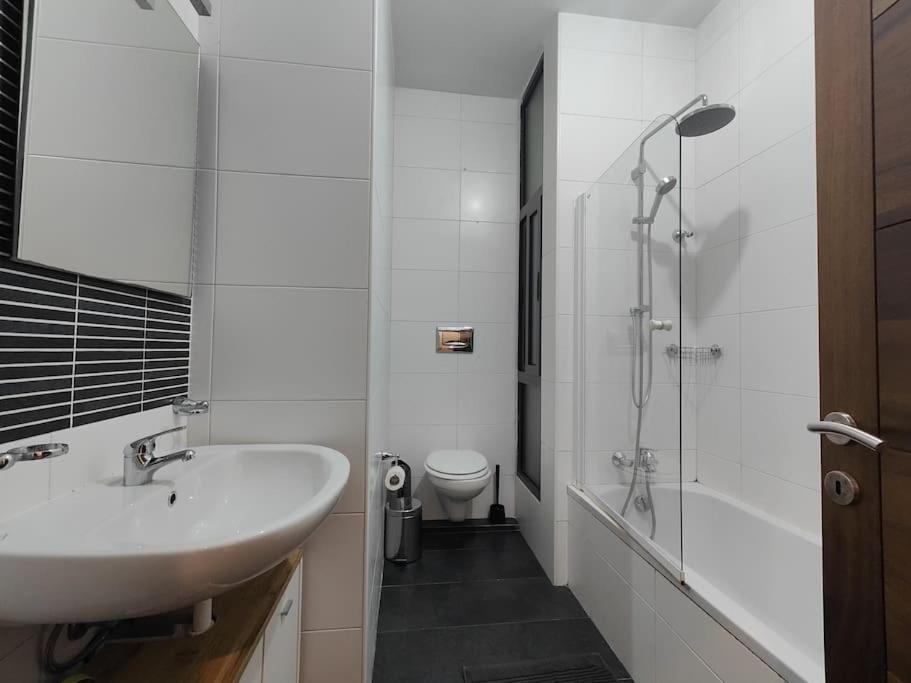 2 bedroom apartment found in a great location photo 3
