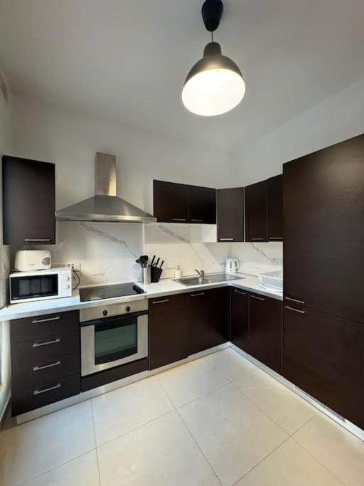 2 bedroom apartment found in a great location photo 4