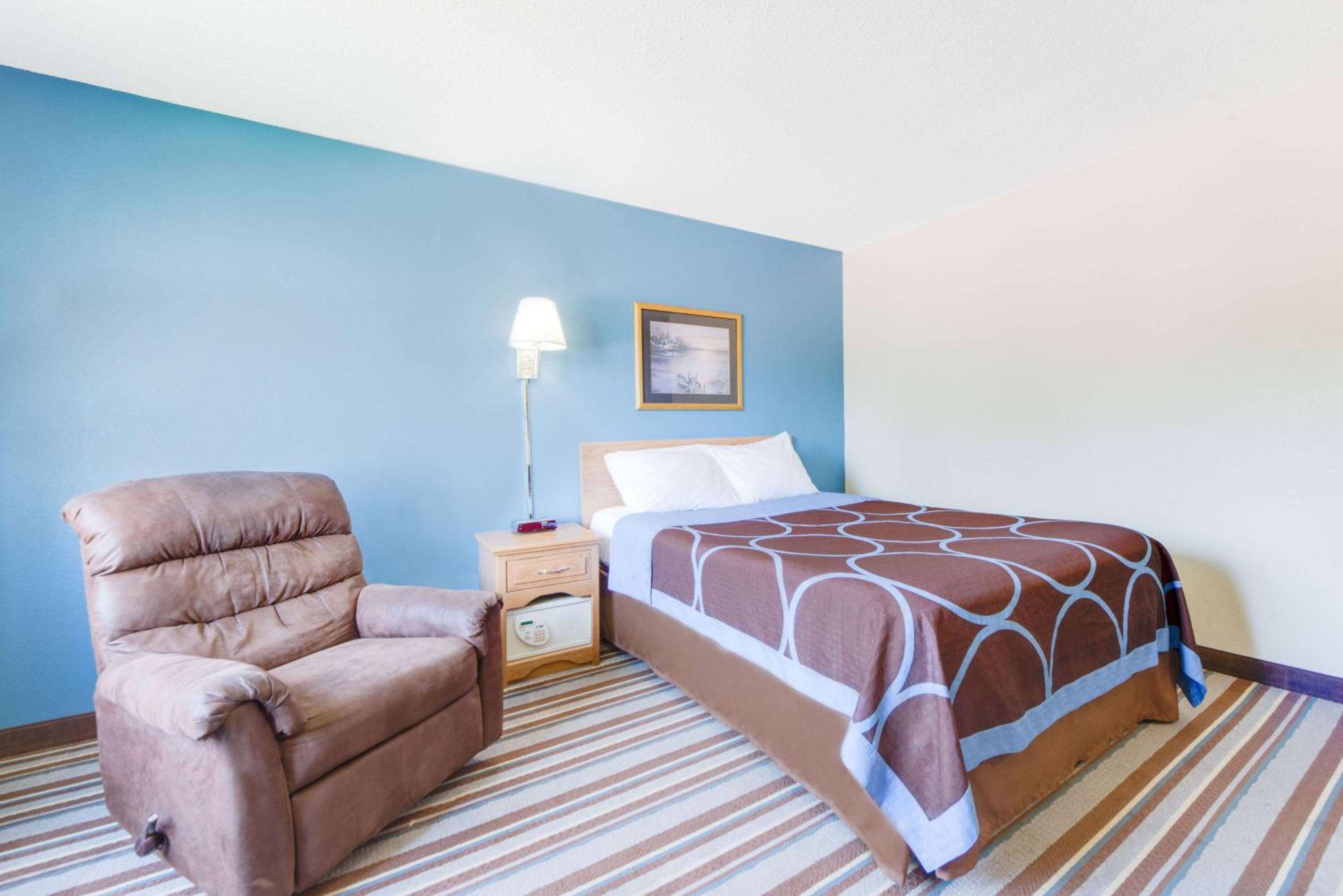 Super 8 by Wyndham Burlington view 2
