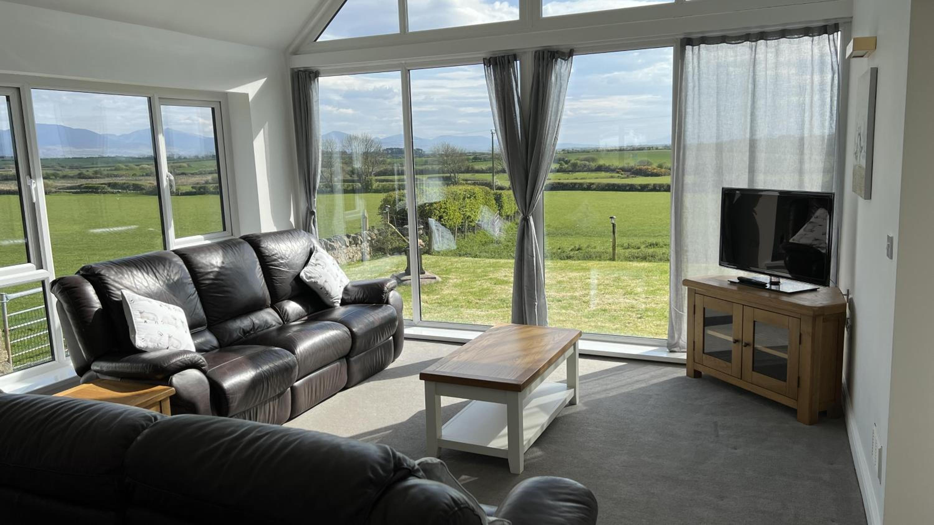 Beautiful private farm Cottage in Anglesey view 4